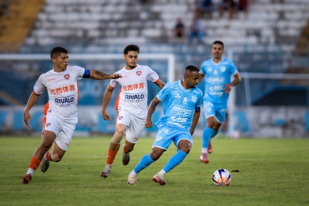 Jogadores do Marília comemoram durante campanha do acesso à Série A2 de 2027.