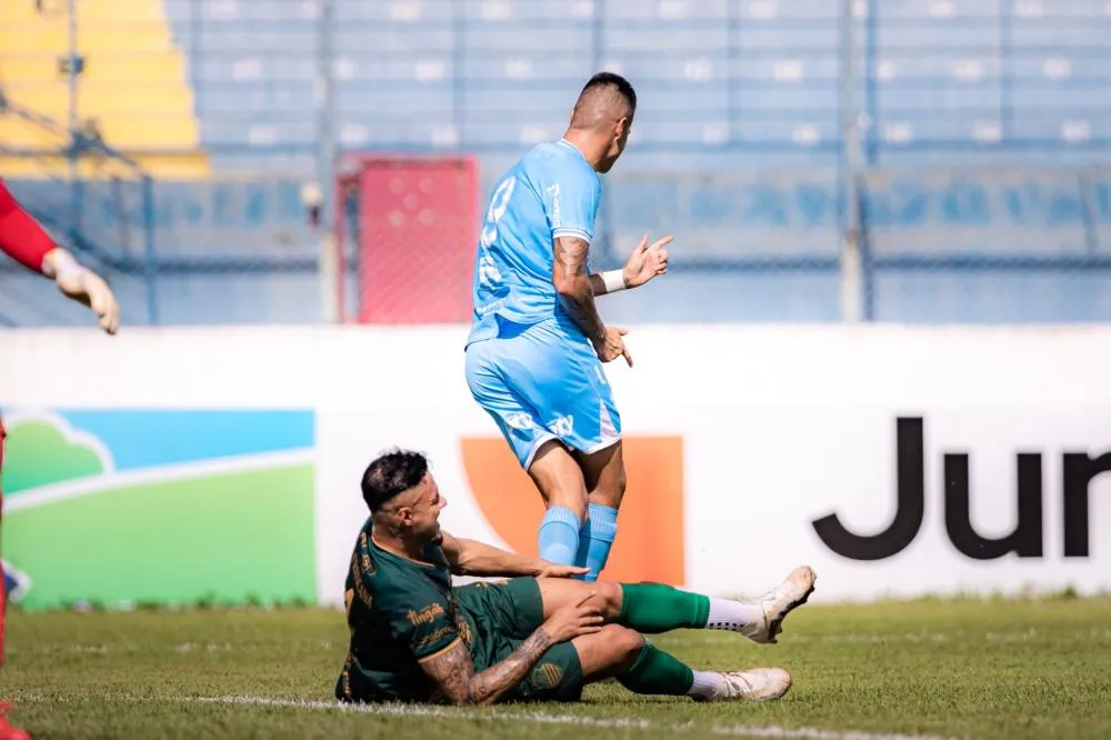 Lucas Lima comemora um dos gols na vitória do Marília sobre a Francana pela Série A3