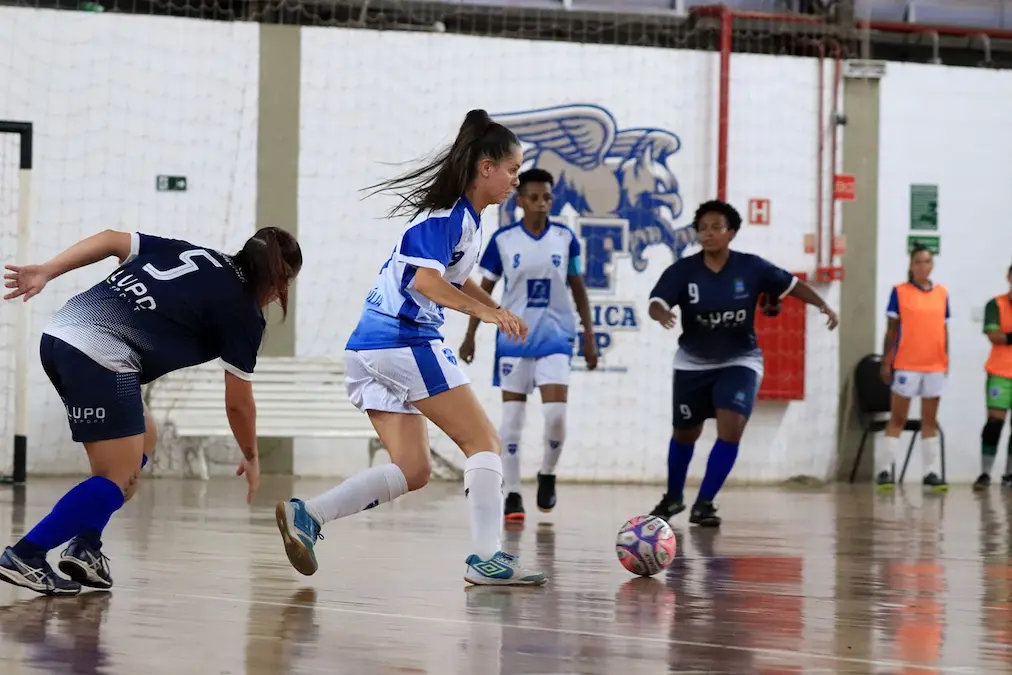 Atletas do Futsal Feminino de Marília em quadra durante jogo oficial da temporada.