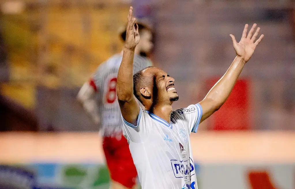 Meio-campista Willian Bigode, do Marília, comemora gol marcado no Estádio Abreuzão durante partida decisiva do Campeonato Paulista Série A3