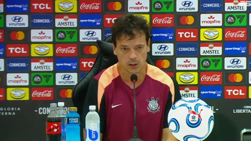 Fernando Diniz lamenta saída de Memphis Depay e admite que retorno ao Corinthians “seria ótimo”.