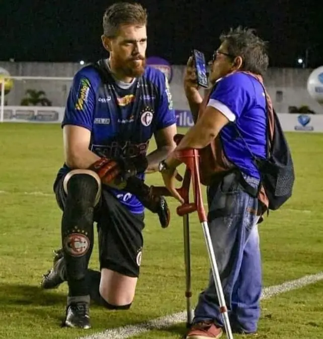Em 2019 Wagner Coradin viralizou ao mostrar humildade e se agachar para dar entrevista ao repórter Rogério Roque, que é PCD. 