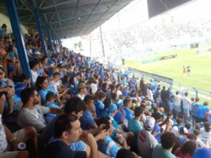 Torcedores nas arquibancadas do Abreuzão durante semifinal da Série A3 com estádio lotado