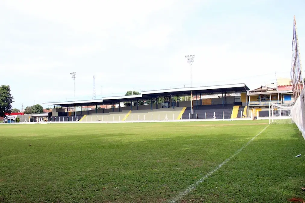 Vista aérea do Estádio Nelson Cabrini (Mineirão) em Marília com gramado preparado.