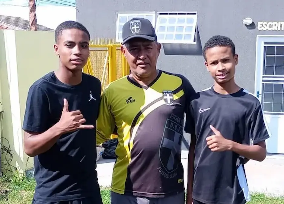 Gabriel Bueno, Roberto Paulino e Rafael Bueno, irmãos que jogam no Palmeiras visitam primeiro técnico