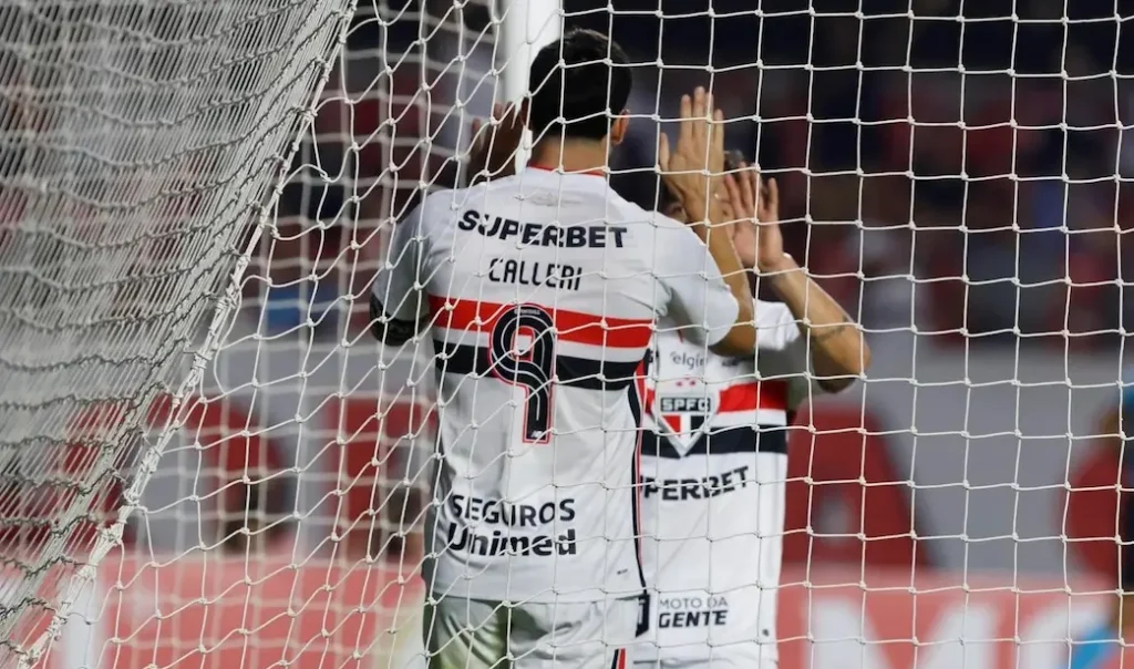 Calleri reclama durante partida entre São Paulo e Millonarios.