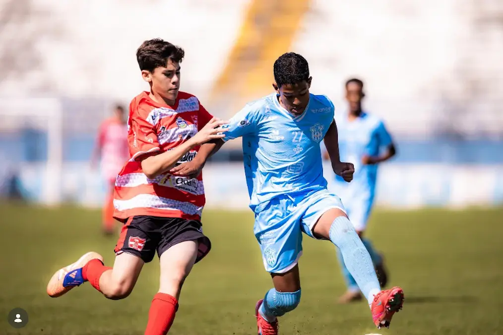 Jogadores das categorias de base do Marília durante partida dos Campeonatos Paulistas.