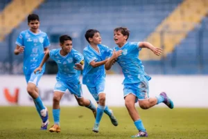 Jogadores da base do Marília comemoram gol no Campeonato Paulista.