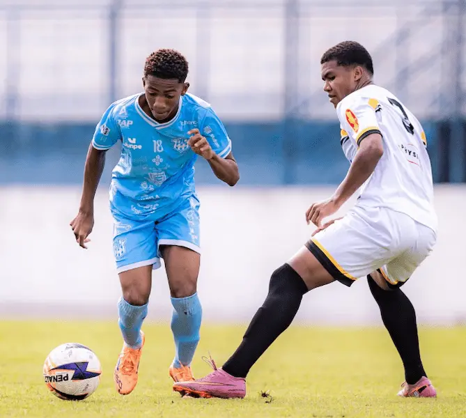 João Guilherme do Sub-14 do Marília passa pela marcação do novorizontino