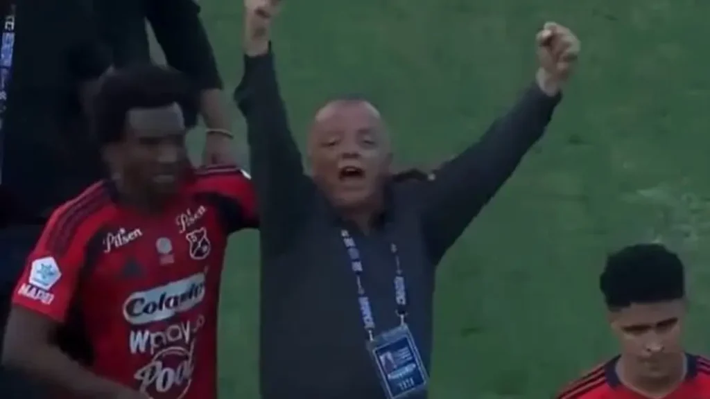 Presidente do Independiente Medellín, Raúl Giraldo provoca torcida.
