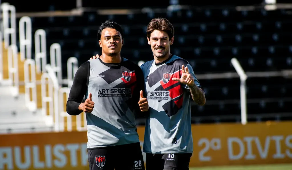 Foto com dois jogadores do Tupã