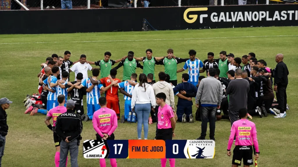 Jogadores do Independente comemoram durante goleada por 17 a 0 sobre o Catanduvense em Limeira.