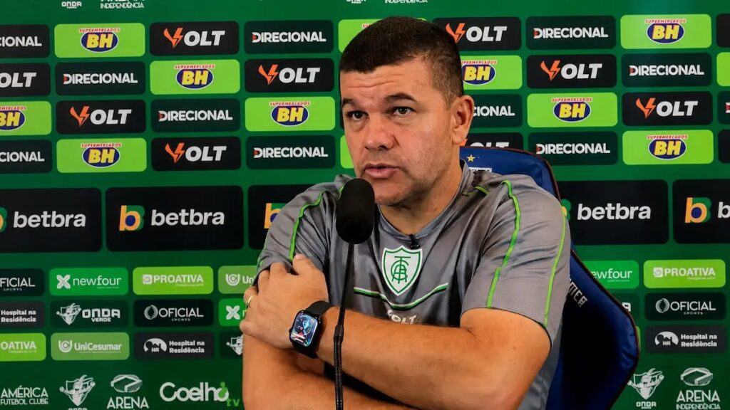 Umberto Louzer durante vitória do América-MG na Série B