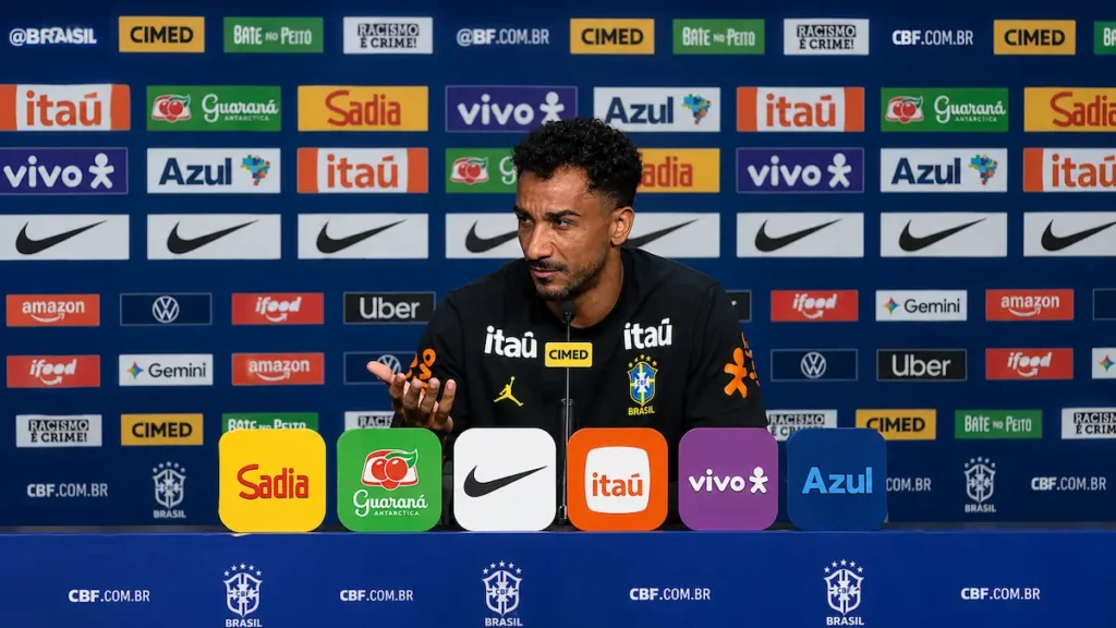 Danilo, lateral-direito da Seleção Brasileira, falando em entrevista coletiva em Nova Jersey durante a Copa do Mundo 2026.