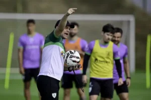 Umberto Louzer durante treino do América-MG antes da estreia na Série B