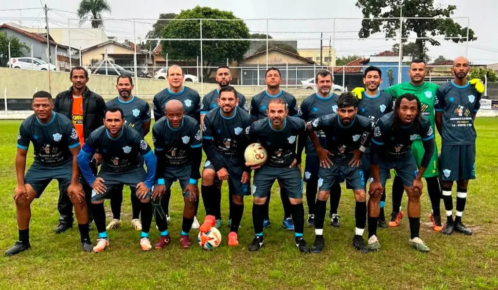 Partida da Copa SELJ Master com equipes disputando bola em rodada decisiva da fase classificatória.