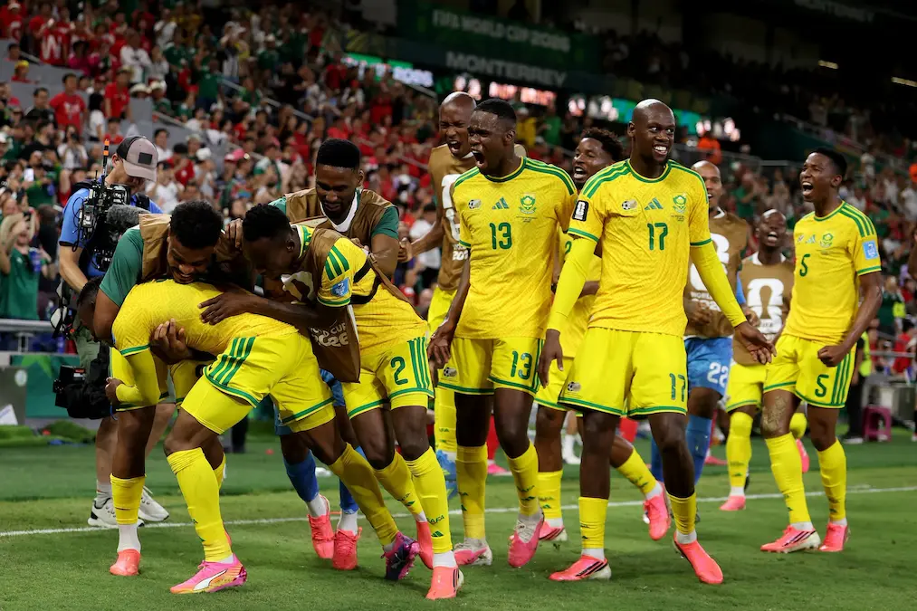 Jogadores da África do Sul celebram o gol marcado na vitória sobre a Coreia do Sul pela fase de grupos da Copa do Mundo de 2026. Com o resultado, a seleção sul-africana garantiu classificação ao mata-mata da competição. (Foto: FIFA)