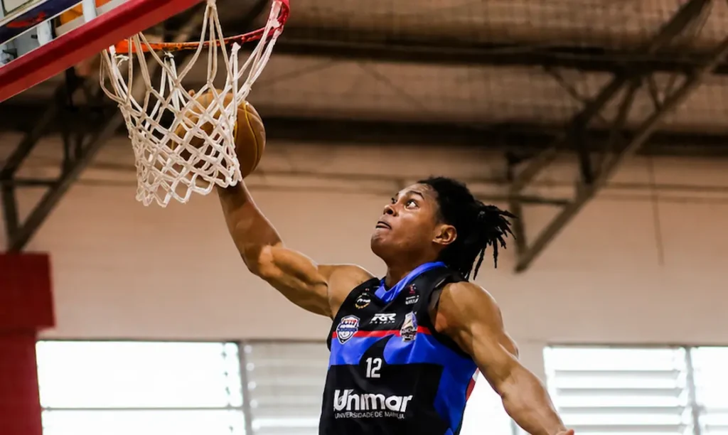 Jogadores do FR Marília durante partida contra Limeira pelo Campeonato Paulista Sub-20 de Basquete
