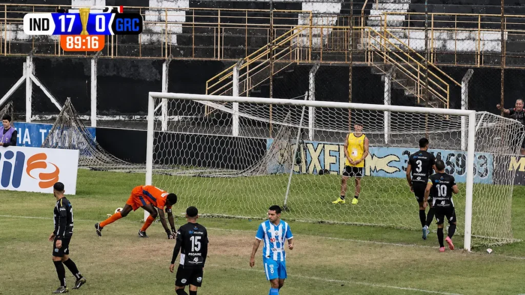 Jogadores do Independente comemoram durante goleada por 17 a 0 sobre o Catanduvense em Limeira.