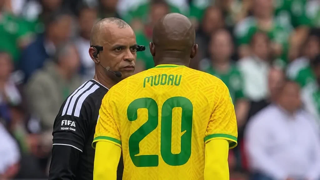 O árbitro Wilton Pereira Sampaio durante a partida entre México e África do Sul na Copa 2026