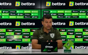 Umberto Louzer durante sua estreia como técnico do América-MG na Série B do Campeonato Brasileiro.