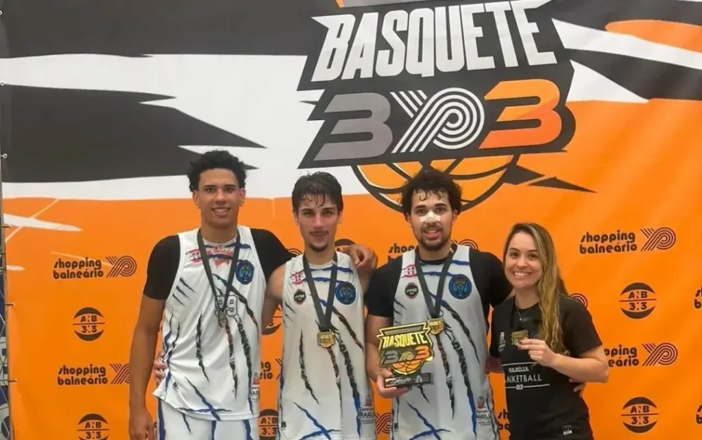 Equipe de basquete 3x3 da SELJ Marília comemora o bicampeonato da ANB em Santos.