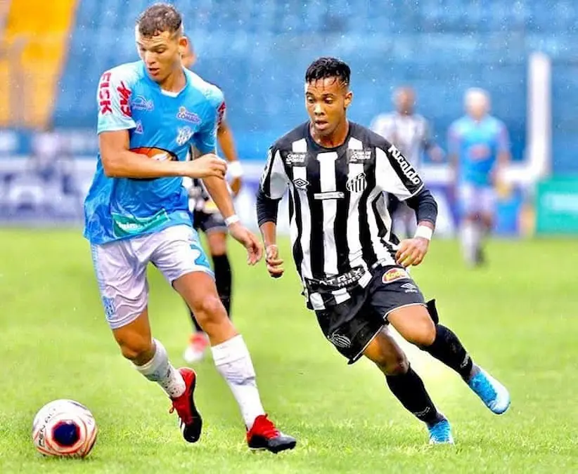 Maycon Gabriel disputa lance pelo Marília contra o Santos em partida da Copa São Paulo de Futebol Júnior de 2020, no Abreuzão.