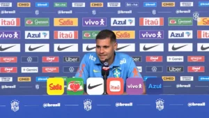 Bruno Guimarães em entrevista coletiva pela Seleção Brasileira nos Estados Unidos.
