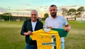 Marcus Vinícius Jorge e o professor Marinho durante encontro para fortalecimento do futebol feminino em Marília.