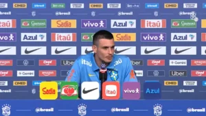 Roger Ibañez com uniforme de treino da Seleção Brasileira durante preparação para a Copa do Mundo.