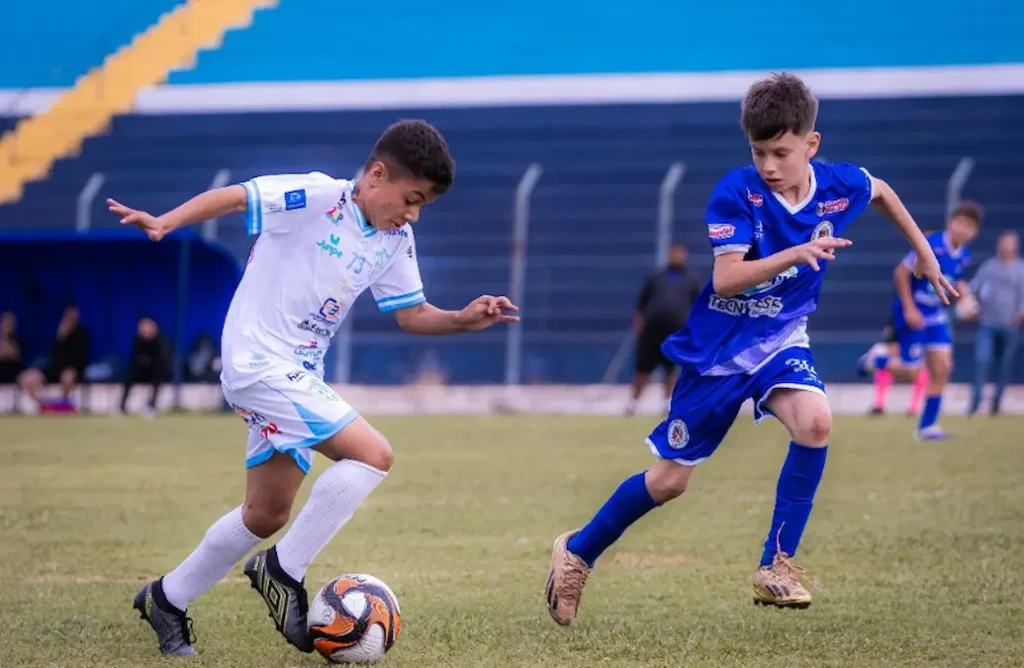 Jogadores de Marília e Assisense disputam lance pelo Paulista Sub-11 em Assis