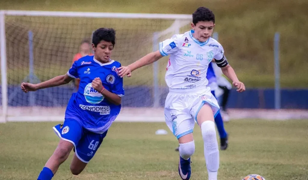 Jogadores do Marília comemoram vitória sobre o Assisense pelo Paulista Sub-12