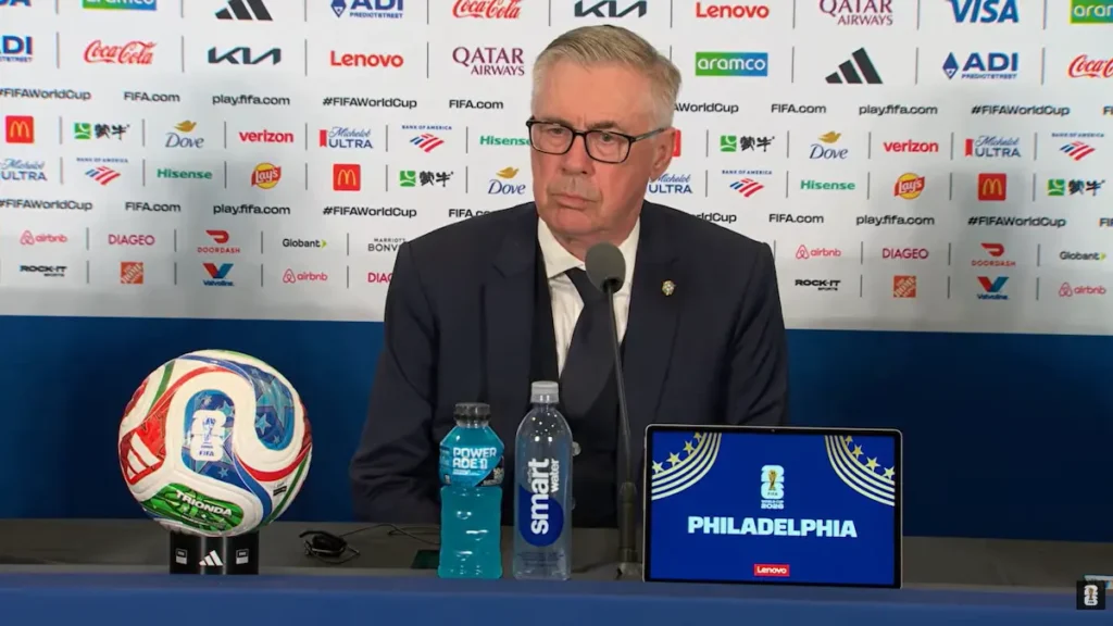 Carlo Ancelotti observa a Seleção Brasileira durante vitória contra o Haiti na Filadélfia.