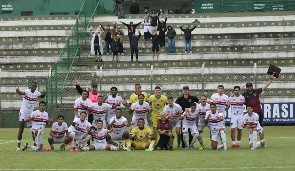 Jogadores de Assisense, Tupã e Santacruzense comemoram classificação para as oitavas.