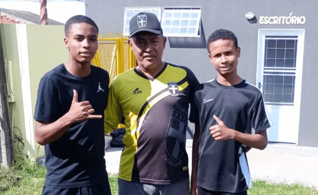 Roberto Paulino, com Gabriel Bueno e o irmão Rafael Bueno que também joga na base do Palmeiras.