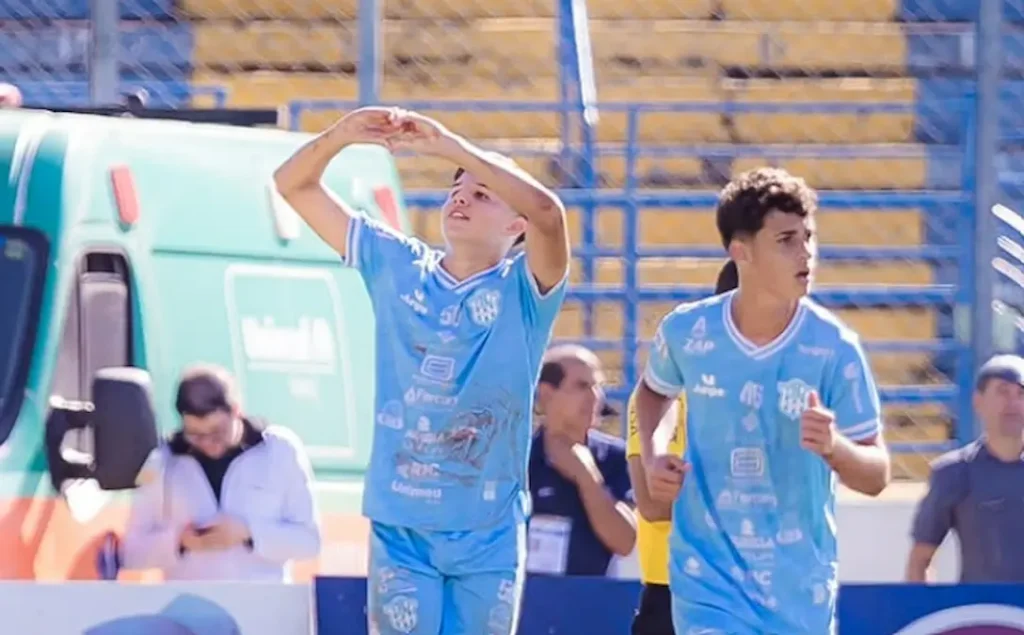 Jogadores do Marília comemoram vitória sobre o Assisense no Abreuzão pelo Paulista.