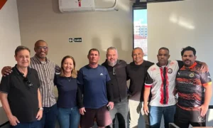 Trio de arbitragem do Grupo GAIP reunido antes de partida do futebol amador de Marília.