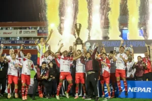 Cirilo comemora o título da Divisão de Acesso do Paraná com o Paranavaí.