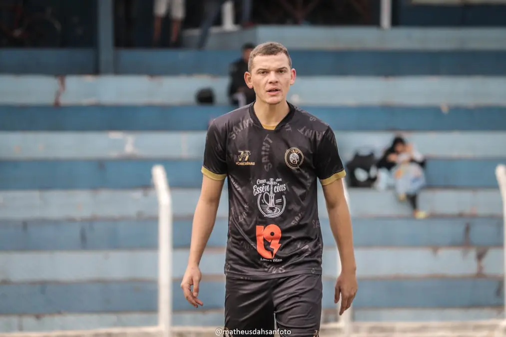 Maycon Gabriel defendendo o Saint Antonieta em competição do futebol amador de Marília, no Estádio Mineirão. (Foto: Matheus Dahsan).