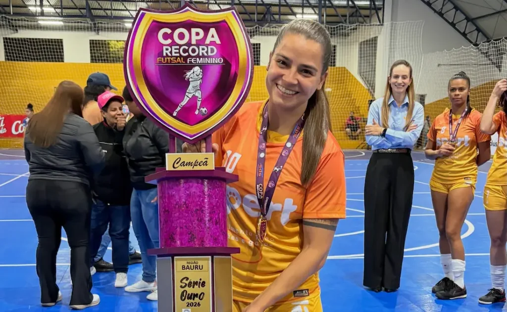 Santa Cruz do Rio Pardo celebra a conquista do título da Copa Record Feminina 2026. (Foto: Esporte SCPardo)