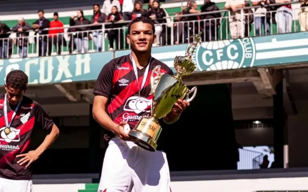 Bruno Gabriel comemora título do Campeonato Paranaense Sub-17 pelo Athletico