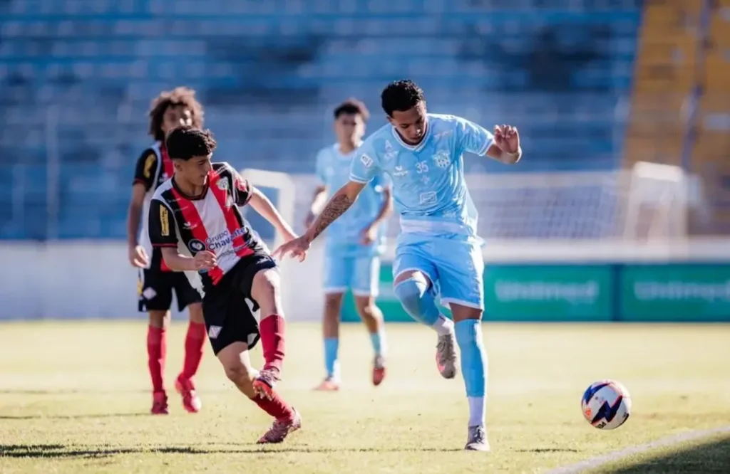 Jogadores do Marília Sub-15 durante partida contra o Araçatuba pelo Paulista.