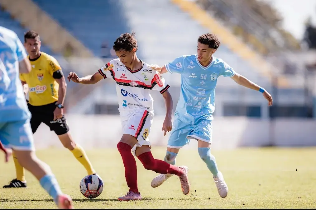 Jogadores do Marília Sub-17 comemoram vitória sobre o Araçatuba pelo Paulista.