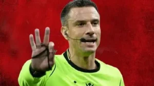 O árbitro esloveno Slavko Vincic gesticulando durante uma partida oficial de futebol.