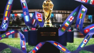 Troféu da Copa do Mundo da FIFA com as bandeiras dos EUA, México e Canadá ao fundo.