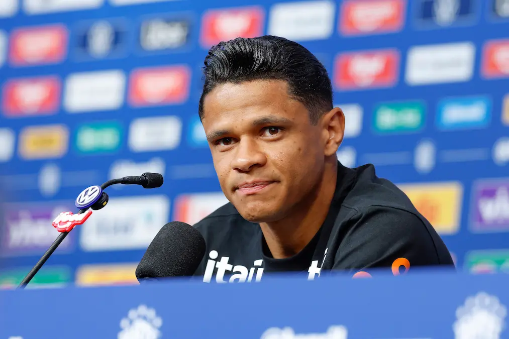 Douglas Santos durante entrevista coletiva da Seleção Brasileira em Nova Jersey.