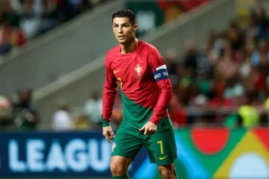 Cristiano Ronaldo e a o uniforme que Portugal usará na Copa do Mundo — Foto: David S. Bustamante/Getty Images