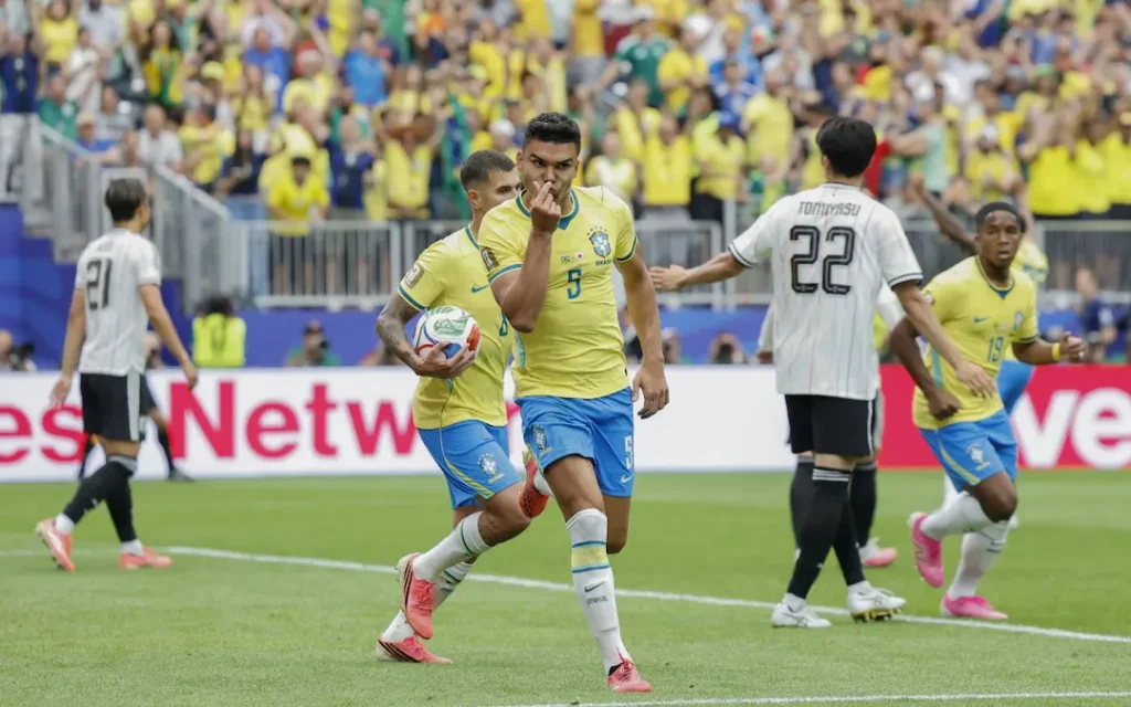 Gabriel Martinelli comemora o gol da virada do Brasil sobre o Japão na Copa do Mundo 2026.