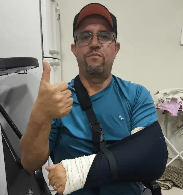Árbitro Valdeci Vilasboas aparece com o braço imobilizado após agressão registrada durante partida da Copa SELJ Master, em Marília. (Foto: Divulgação)