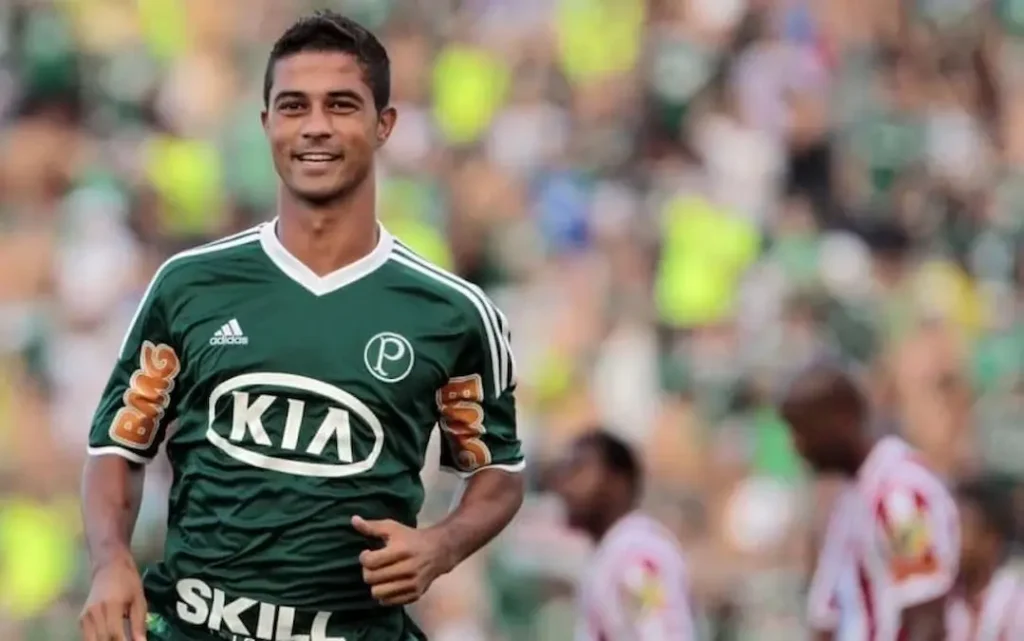 Ricardo Bueno teve passagens por clubes como Palmeiras, Ceará e Atlético-MG. (Miguel Schincariol)